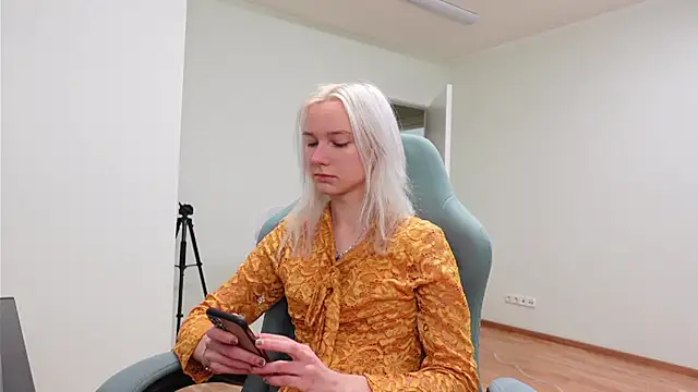 Laura Chaplin online show from 23, 11, 2025