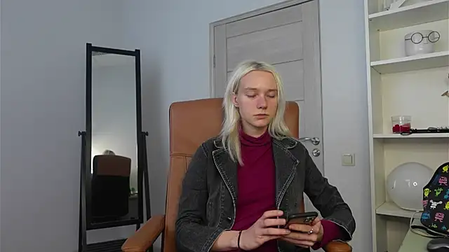 Laura Chaplin online show from 12, 10, 2025