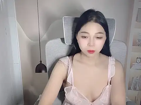 Strawberry18x online show from 4, 10, 2025