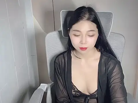 Strawberry18x online show from 3, 10, 2025