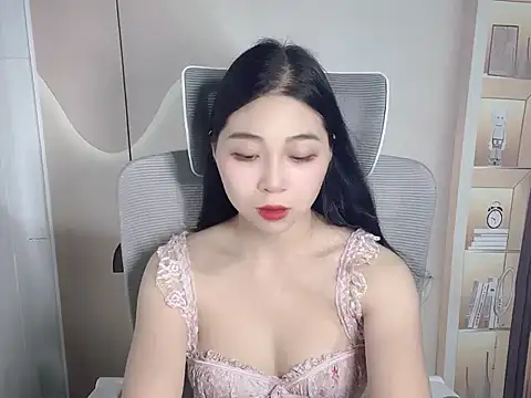 Strawberry18x online show from 3, 10, 2025