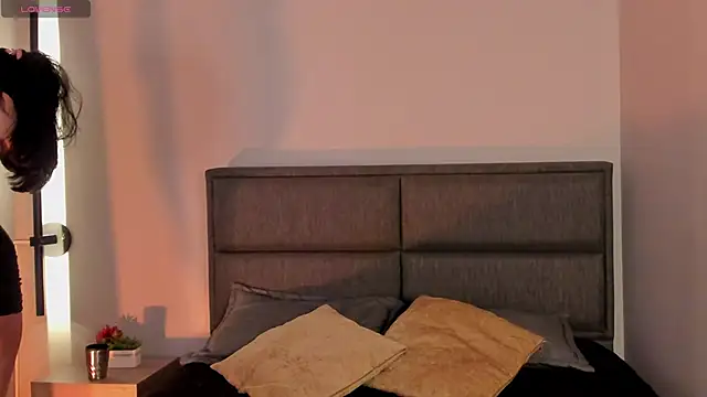 Emma  clark  online show from 11, 4, 2026