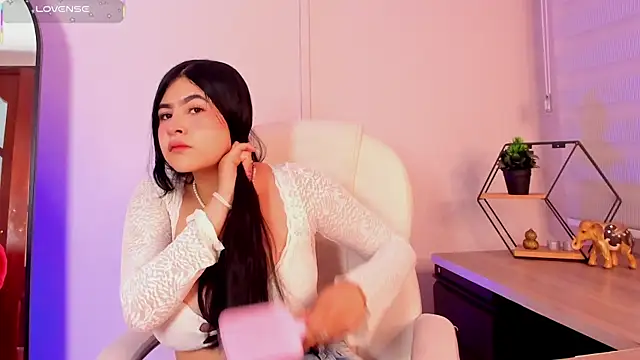 Emma  clark  online show from 18, 11, 2025