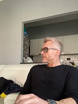 Axl hot online show from 12, 3, 2026