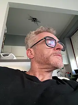 Axl hot online show from 5, 4, 2026