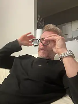 Axl hot online show from 18, 4, 2026