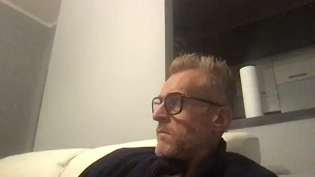 Axl hot online show from 22, 11, 2025