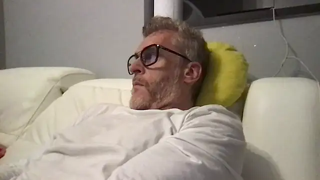 Axl hot online show from 16, 4, 2026