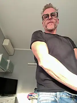 Axl hot online show from 10, 4, 2026