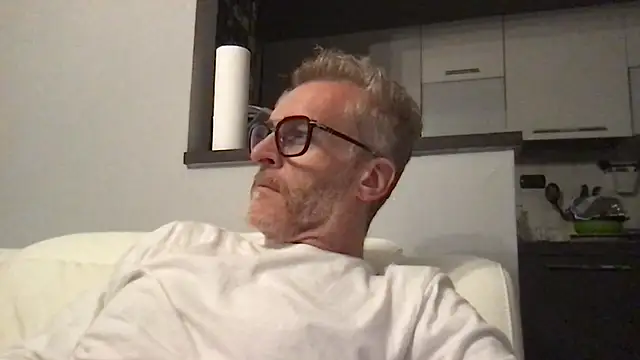 Axl hot online show from 8, 4, 2026