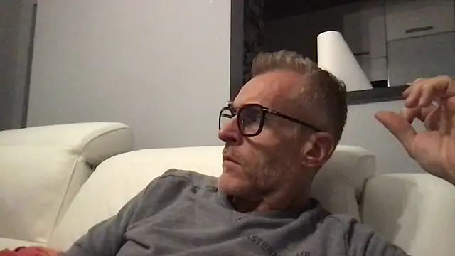 Axl hot online show from 8, 11, 2025