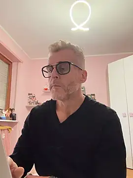 Axl hot online show from 3, 3, 2026