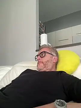 Axl hot online show from 18, 4, 2026