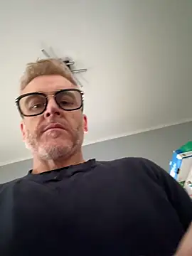 Axl hot online show from 13, 3, 2026