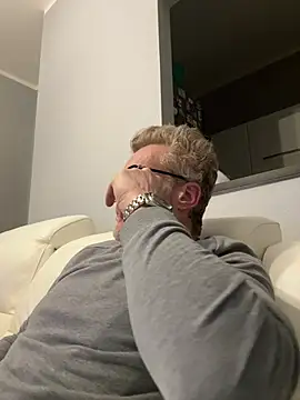 Axl hot online show from 23, 2, 2026