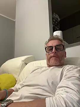 Axl hot online show from 15, 4, 2026