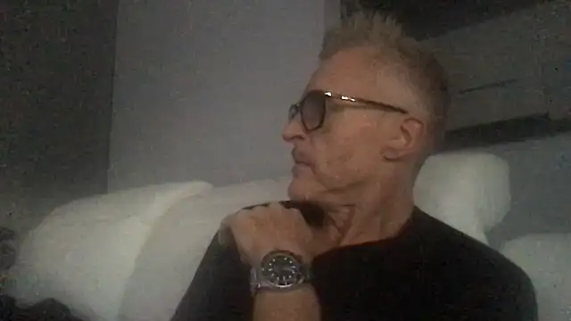 Snapshot of Axl_hot chatting on 25, 9, 2025 Axl hot online show from 25, 9, 2025