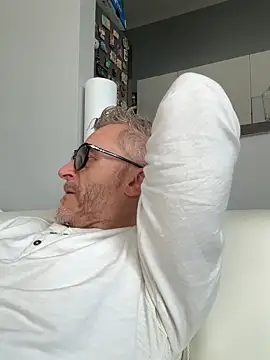 Axl hot online show from 21, 3, 2026