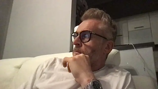 Axl hot online show from 12, 4, 2026