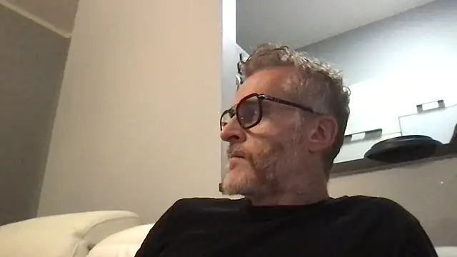 Axl hot online show from 21, 4, 2026