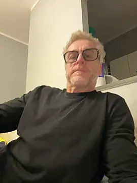 Axl hot online show from 25, 2, 2026