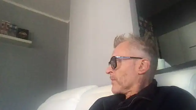 Snapshot of Axl_hot chatting on 28, 9, 2025 Axl hot online show from 28, 9, 2025