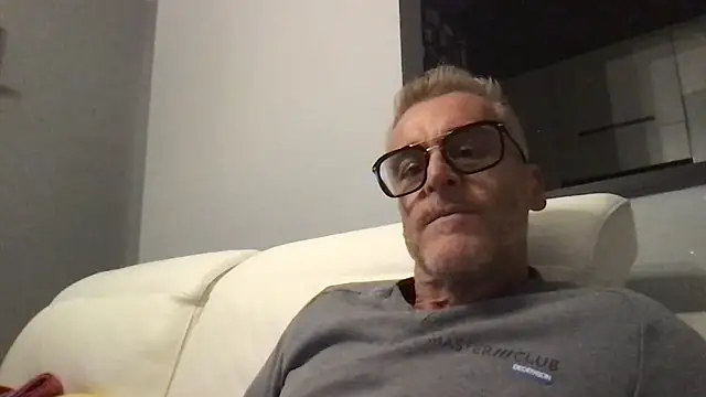 Axl hot online show from 4, 11, 2025