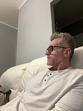 Axl hot online show from 18, 3, 2026