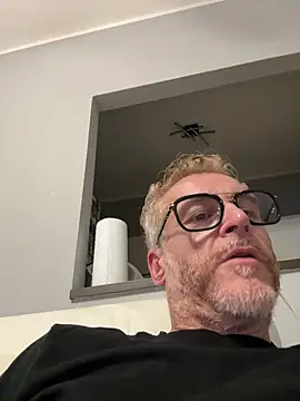 Axl hot online show from 17, 4, 2026