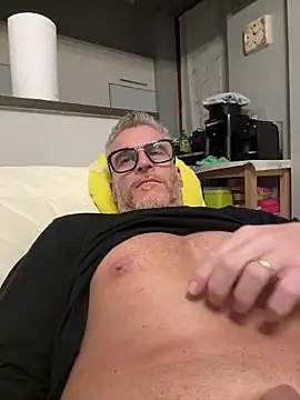 Axl hot online show from 28, 4, 2026