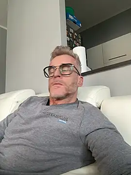 Axl hot online show from 4, 3, 2026