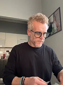 Axl hot online show from 21, 2, 2026