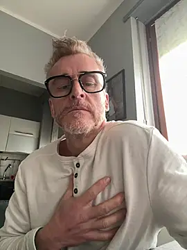 Axl hot online show from 22, 3, 2026