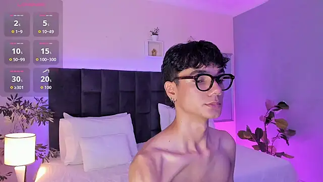 Snapshot of Phillicious__ chatting on 8, 11, 2025 Phillicious online show from 8, 11, 2025