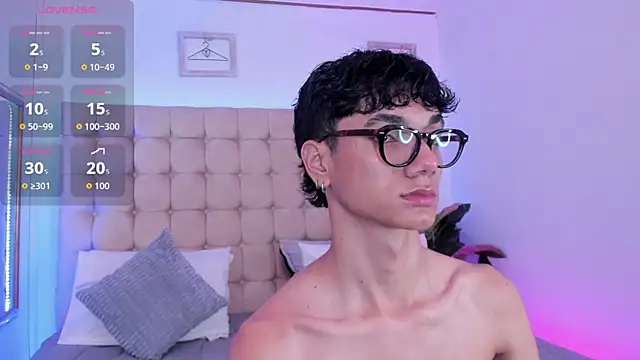 Snapshot of Phillicious__ chatting on 5, 11, 2025 Phillicious online show from 5, 11, 2025