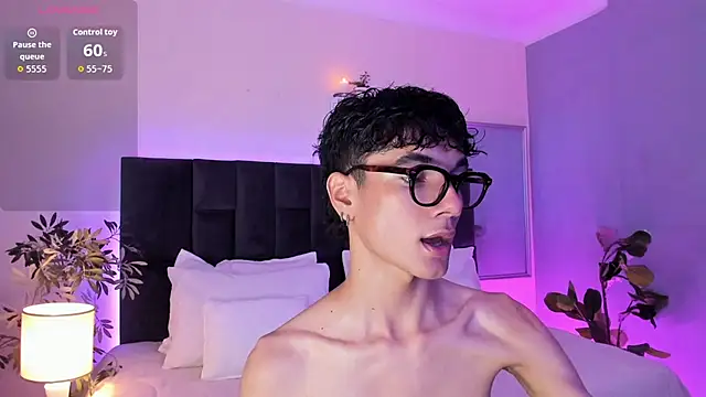 Snapshot of Phillicious__ chatting on 7, 11, 2025 Phillicious online show from 7, 11, 2025