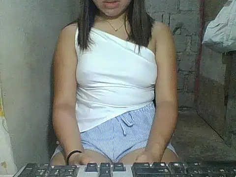 Skinny PinayGirljust18 online show from 17, 6, 2026