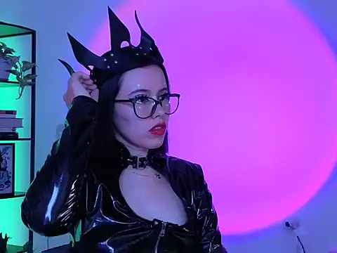 girldom online show from 18, 3, 2026