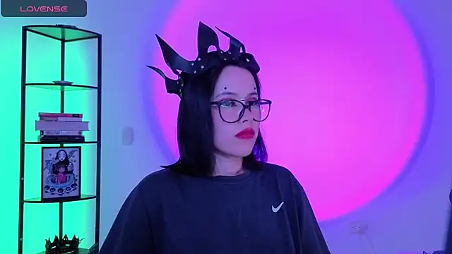 girldom online show from 14, 4, 2026