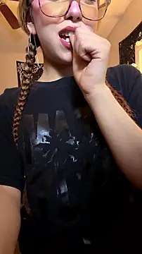 Snapshot of ZeziGamingg chatting on 8, 7, 2026 ZeziGamingg online show from 8, 7, 2026
