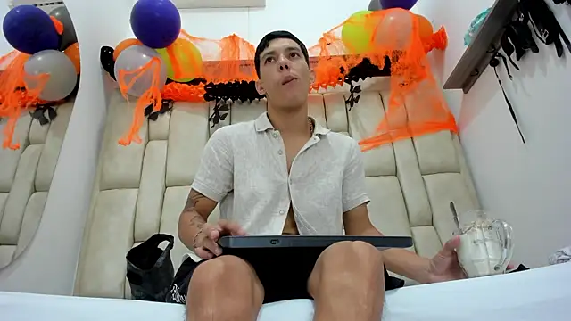 ZafiroAndFlynn online show from 25, 10, 2025