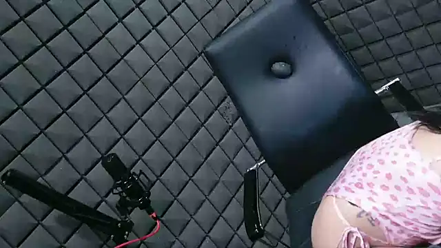 Snapshot of yinyin2kk6 chatting on 4, 10, 2025 yinyin2kk6 online show from 4, 10, 2025