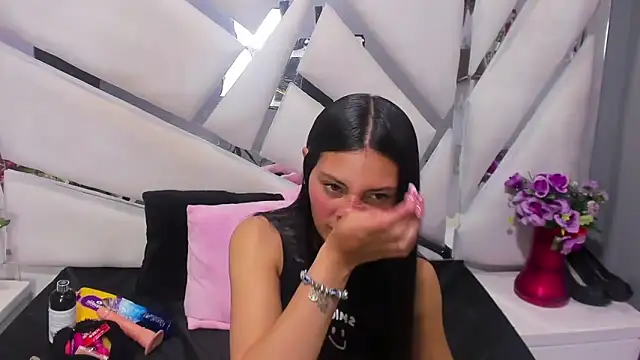  Luna Bennett online show from 12, 3, 2026