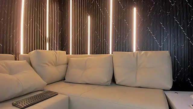 VioletRose as online show from 4, 4, 2026