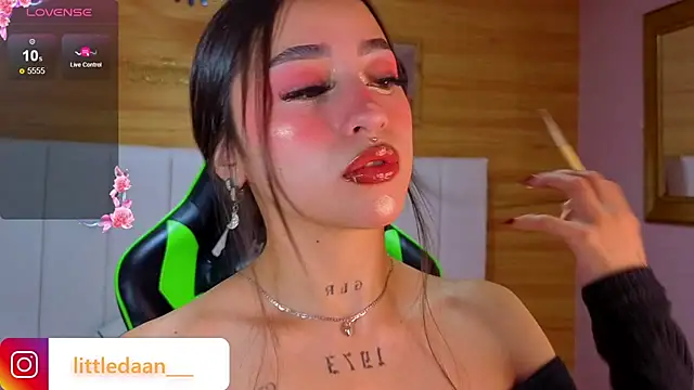 Snapshot of Abril_Velvet_a_ chatting on 20, 12, 2025 Abril Velvet a online show from 20, 12, 2025