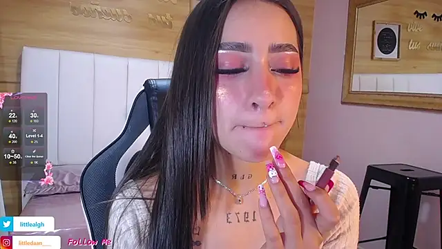 Snapshot of Abril_Velvet_a_ chatting on 8, 10, 2025 Abril Velvet a online show from 8, 10, 2025