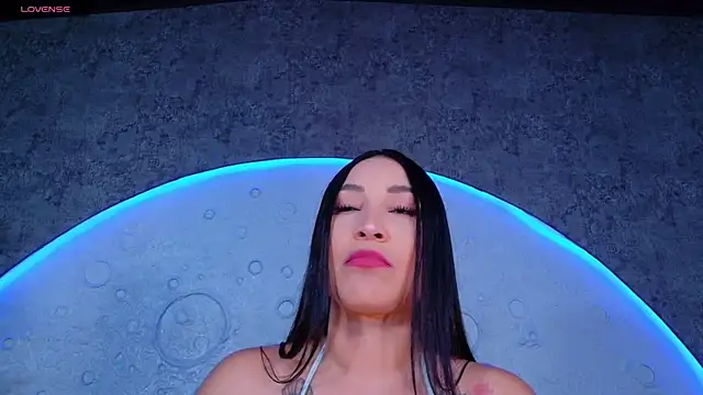 ReinaChloe online show from 28, 4, 2026