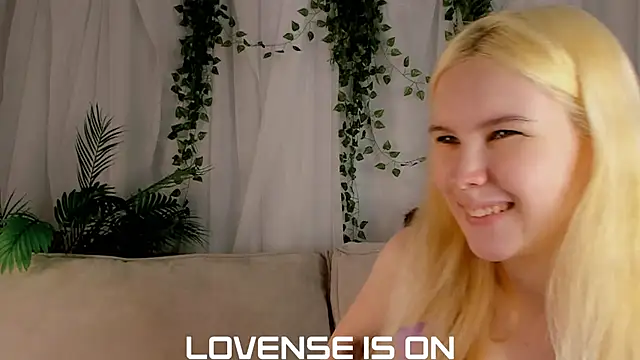 Snapshot of ElizSpieth chatting on 28, 10, 2025 ElizSpieth online show from 28, 10, 2025