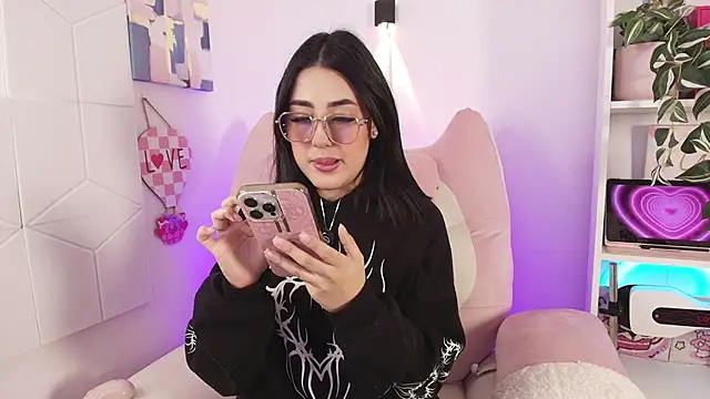 justonecute online show from 4, 5, 2026
