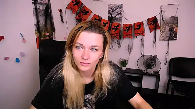 Snapshot of PeppyMia chatting on 1, 11, 2025 PeppyMia online show from 1, 11, 2025